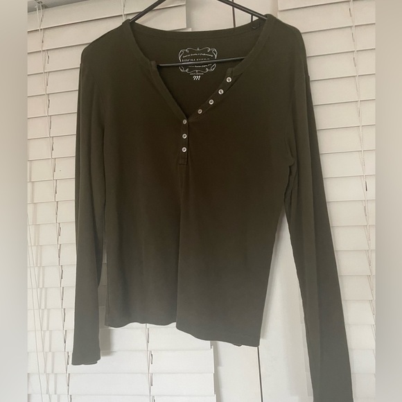 High Sierra long sleeve tee. Green. Women’s medium. Cute. Fitted.‎ - Picture 2 of 5